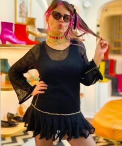 vestido negro con detalles dorados